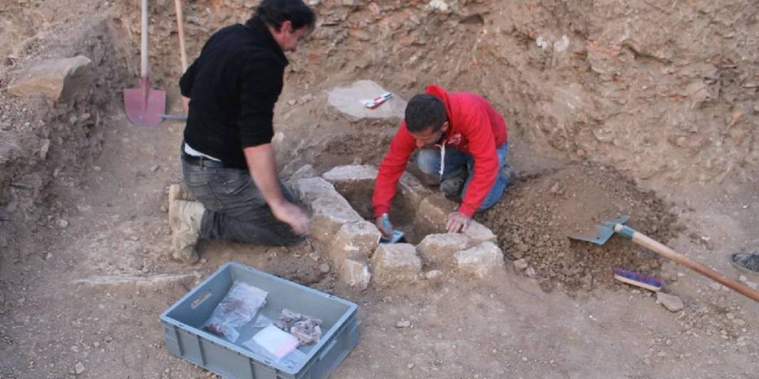 Yer Türkiye: Kazıyıcılar çocuk mezarının içinden onlarca defineyi elleriyle çıkardı! Tam 2.700 yıllık… 1